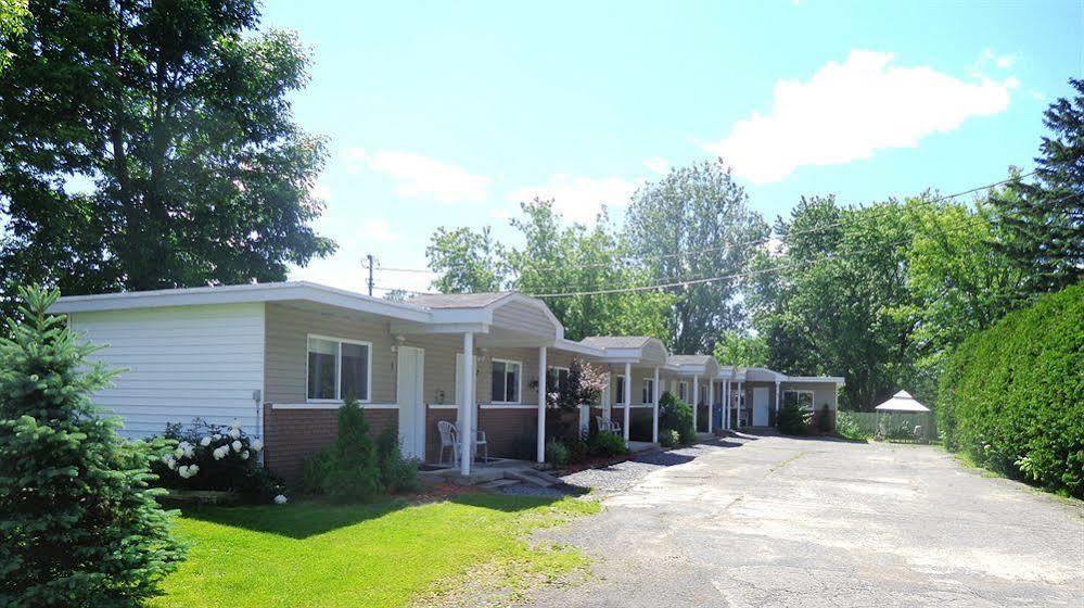 Motel Des Deux Lacs Waterloo Экстерьер фото