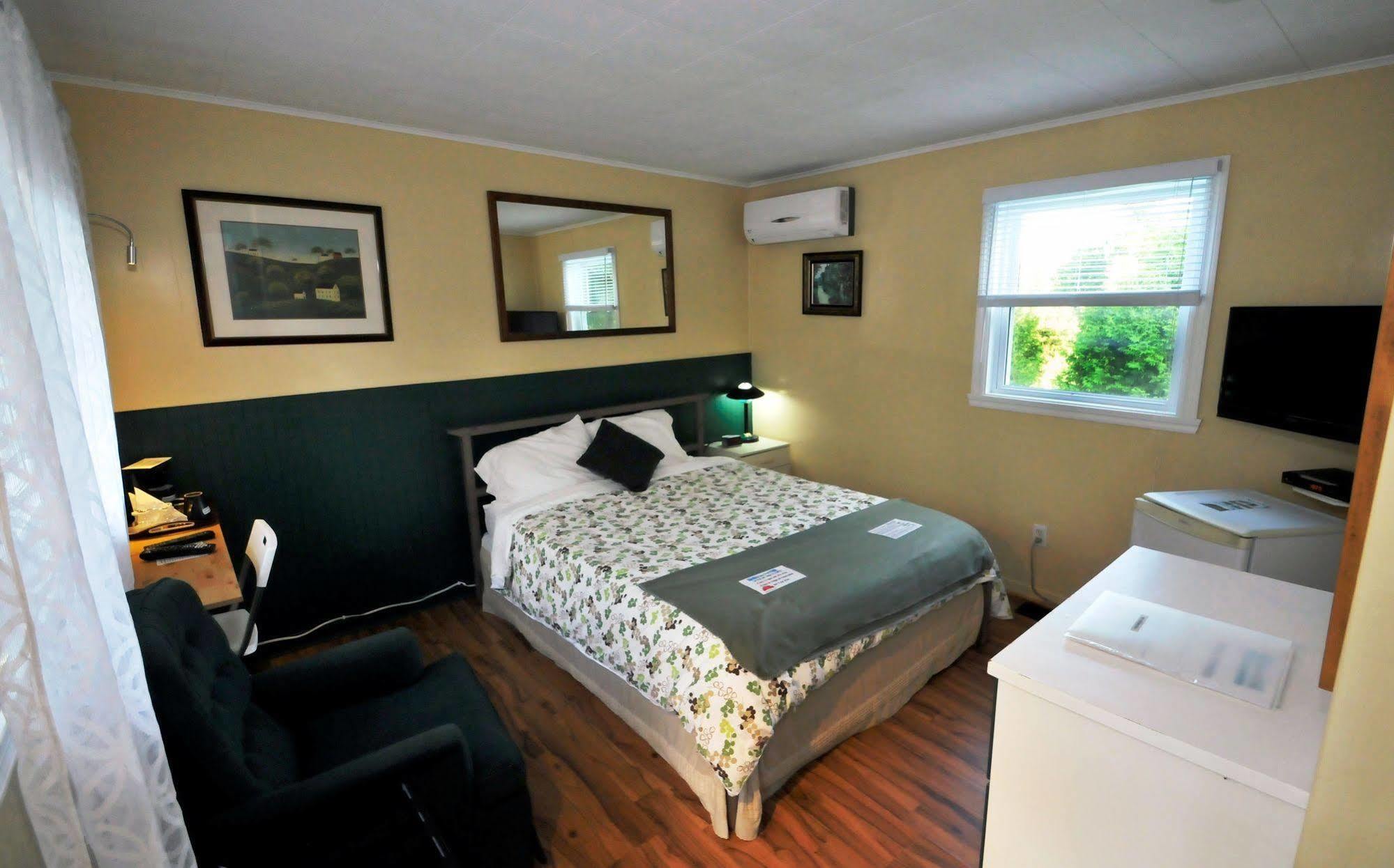 Motel Des Deux Lacs Waterloo Экстерьер фото