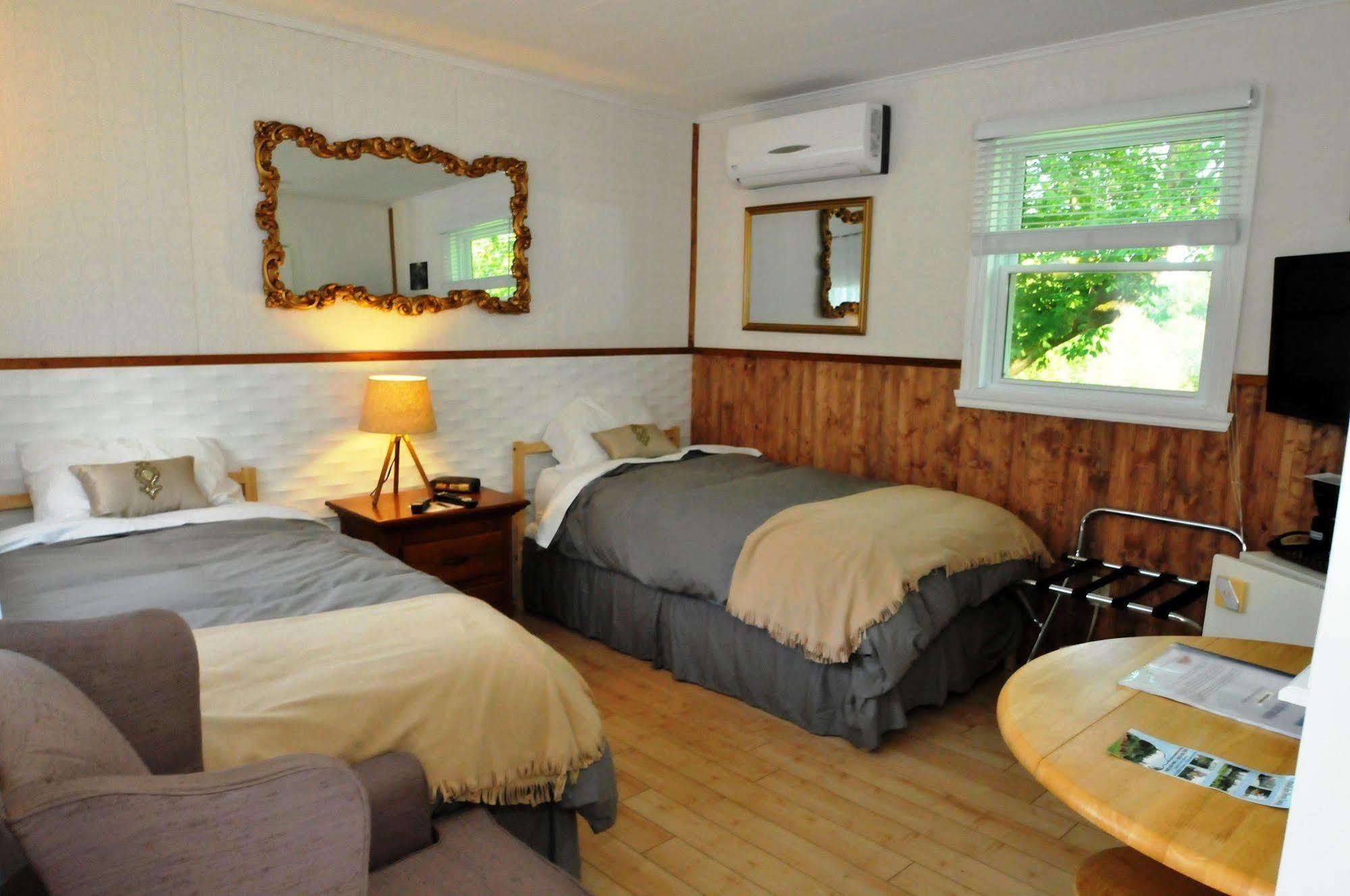 Motel Des Deux Lacs Waterloo Экстерьер фото